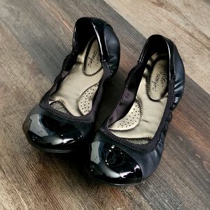 Payless Shoes DEXFLEX comfort black patent Claire flat shoes size 6